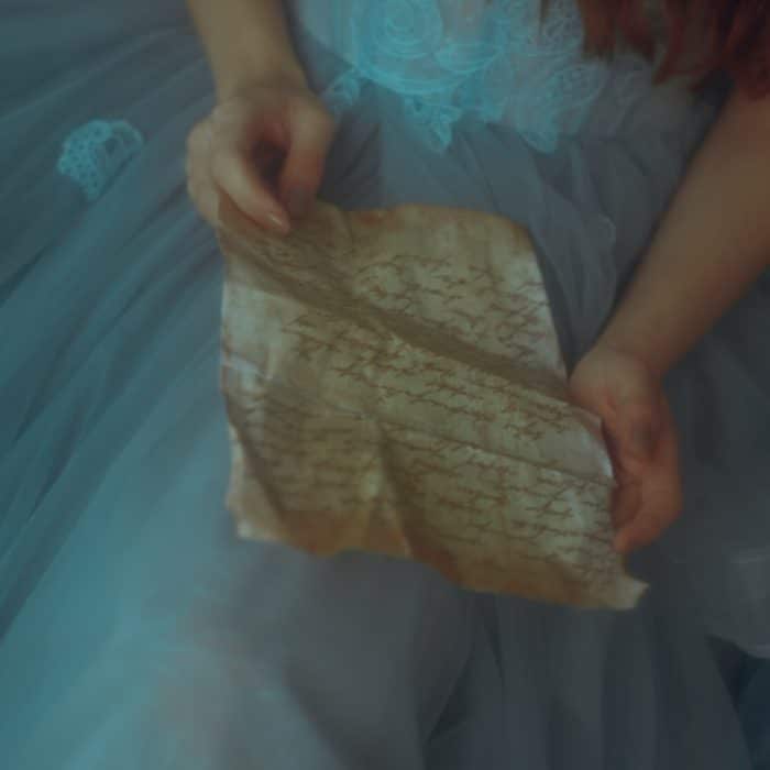 alice reading letter